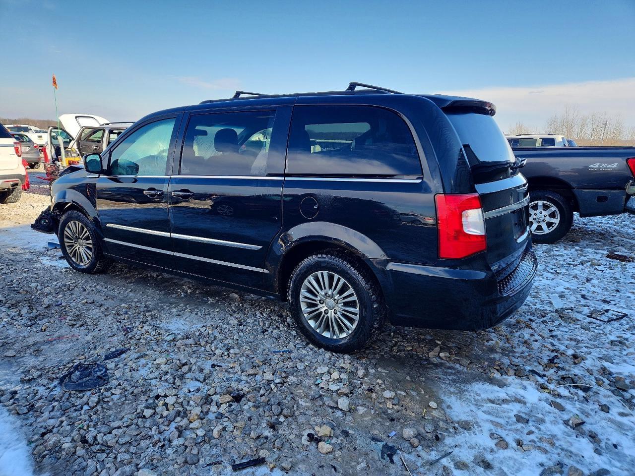 2013 Chrysler Town & Country Touring L - Фото 2