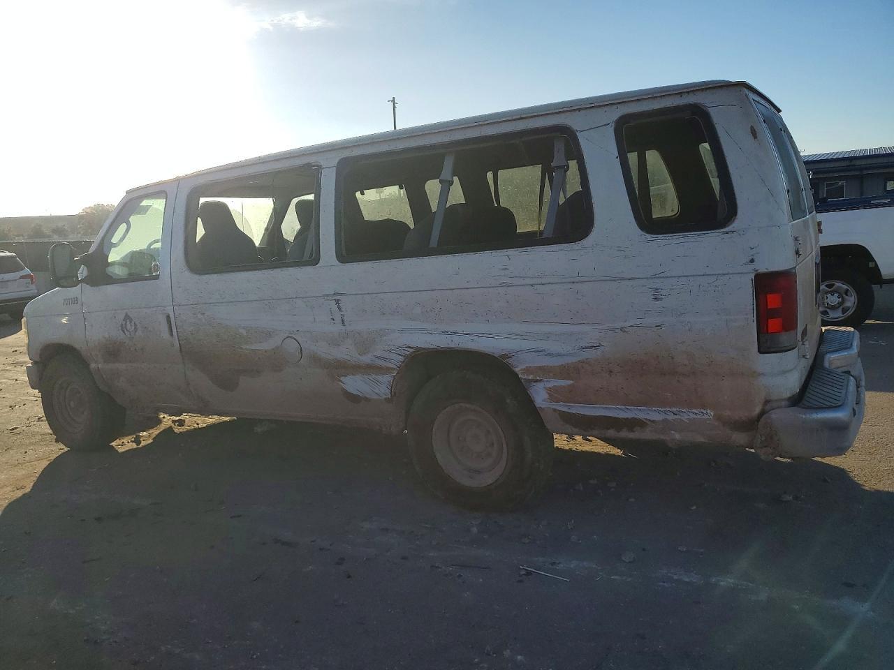 2012 Ford Econoline E350 Super Duty Wagon - Фото 2