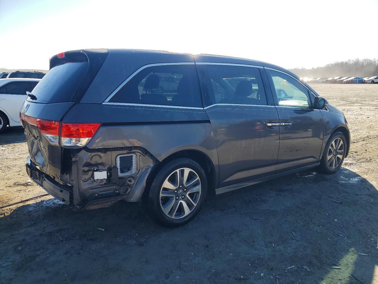 2014 Honda Odyssey Touring - Image 3