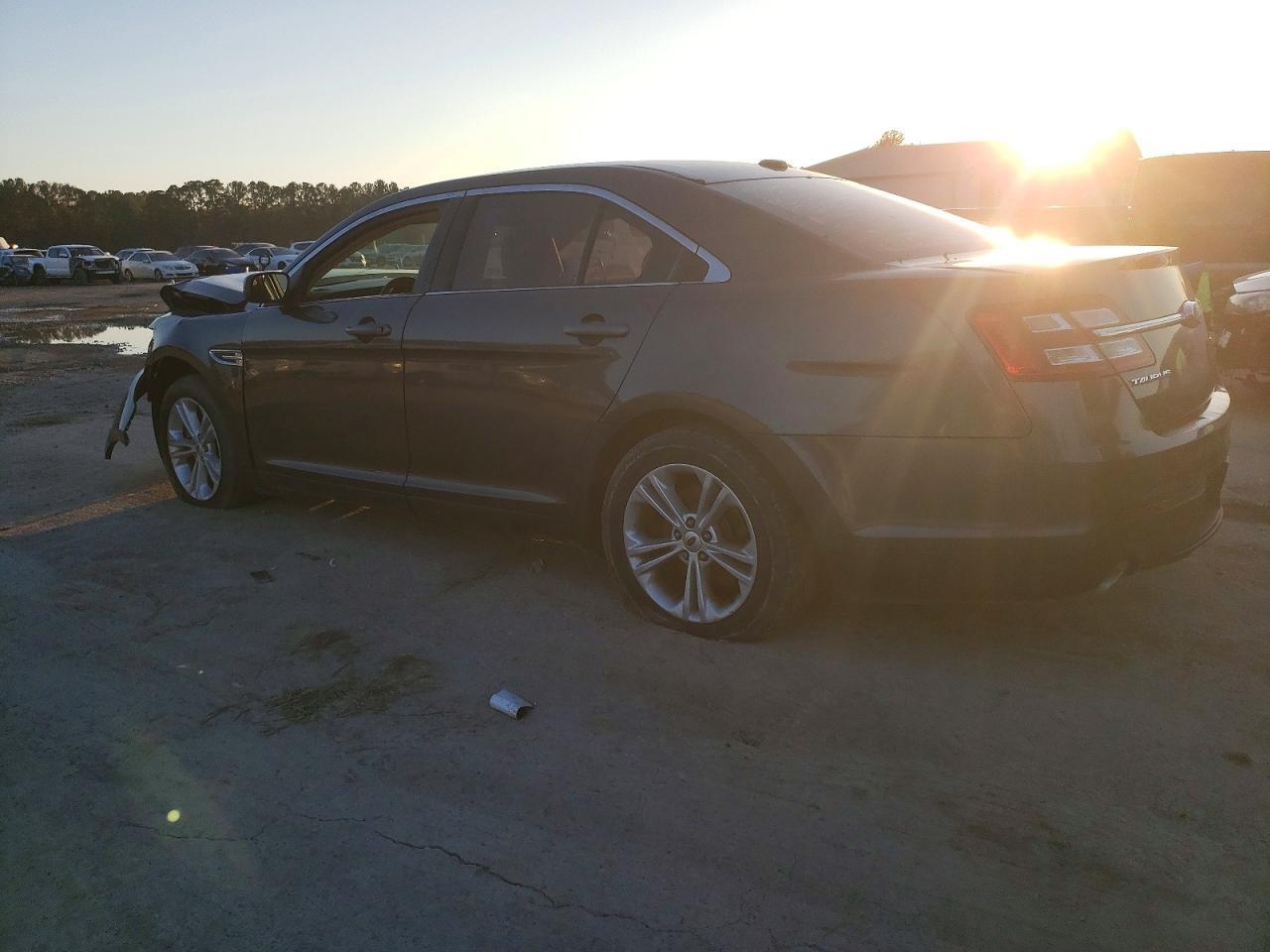 2018 Ford Taurus Se - Image 2