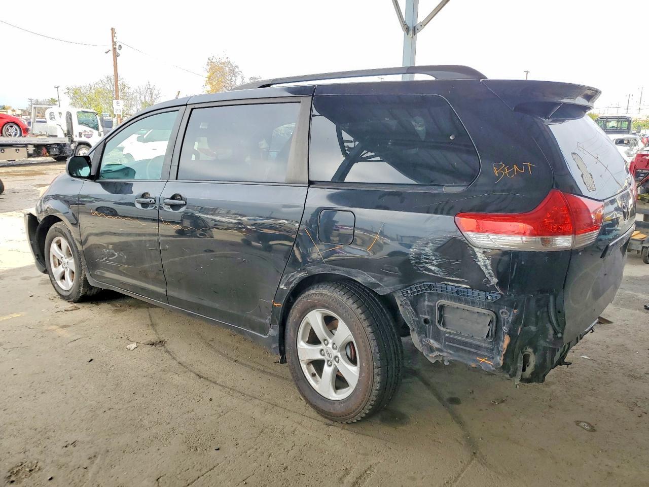 2013 Toyota Sienna Le - Image 2