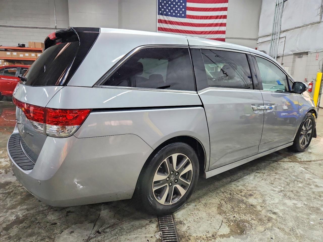 2016 Honda Odyssey Touring - Image 3