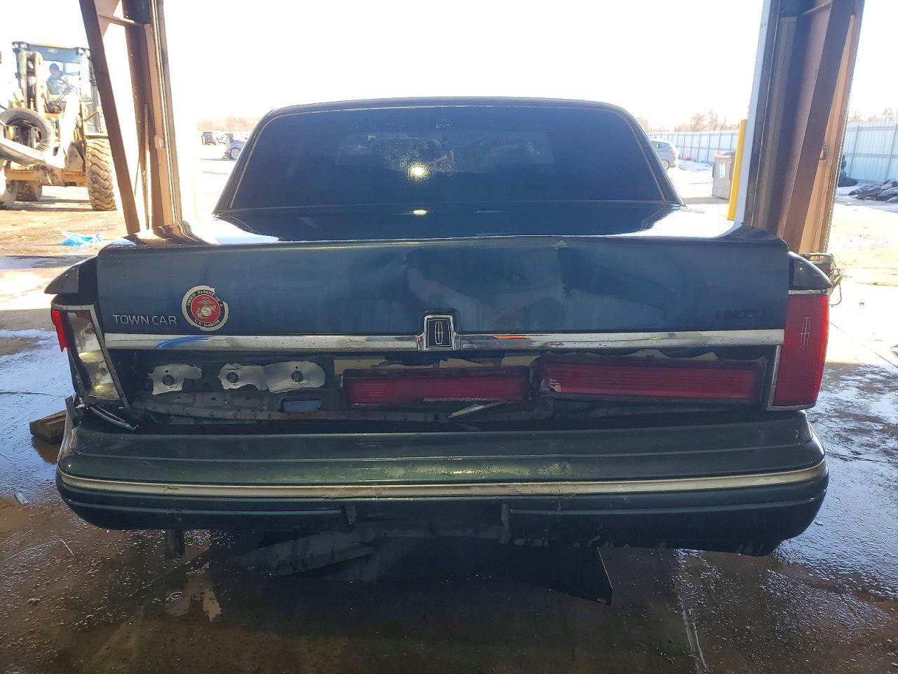 1996 Lincoln Town Car Executive - Image 6