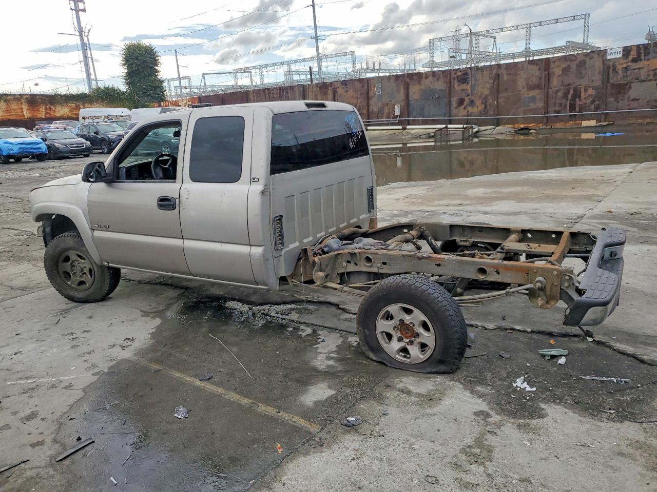 2002 Chevrolet Silverado K1500 - Image 2