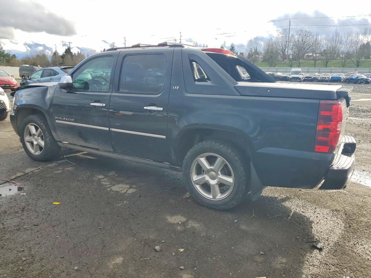 2011 Chevrolet Avalanche Ltz - Image 2