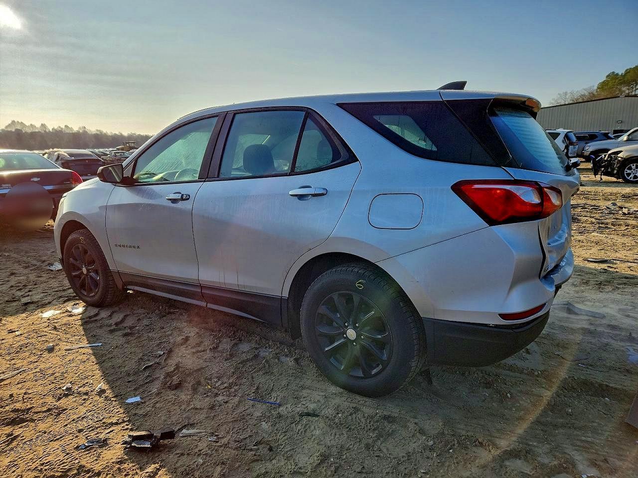 2020 Chevrolet Equinox Ls - Фото 2