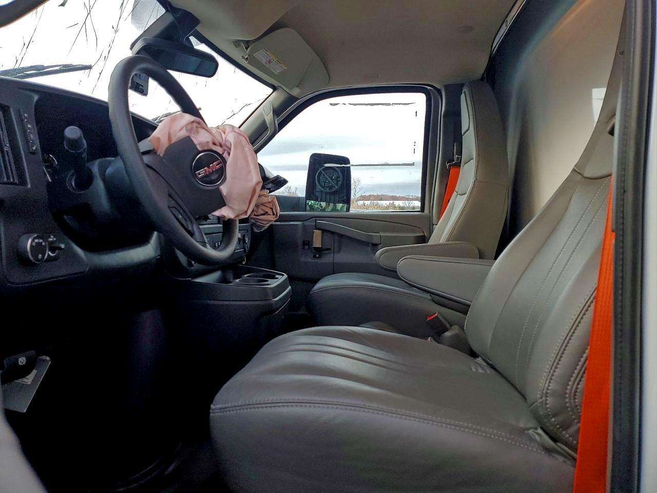 2025 GMC Savana Box Truck - Фото 7