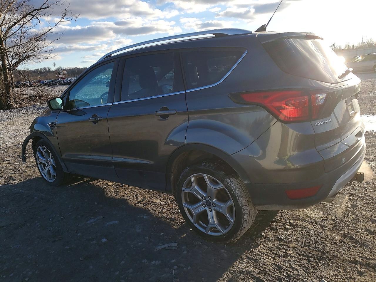 2019 Ford Escape Titanium - Фото 2