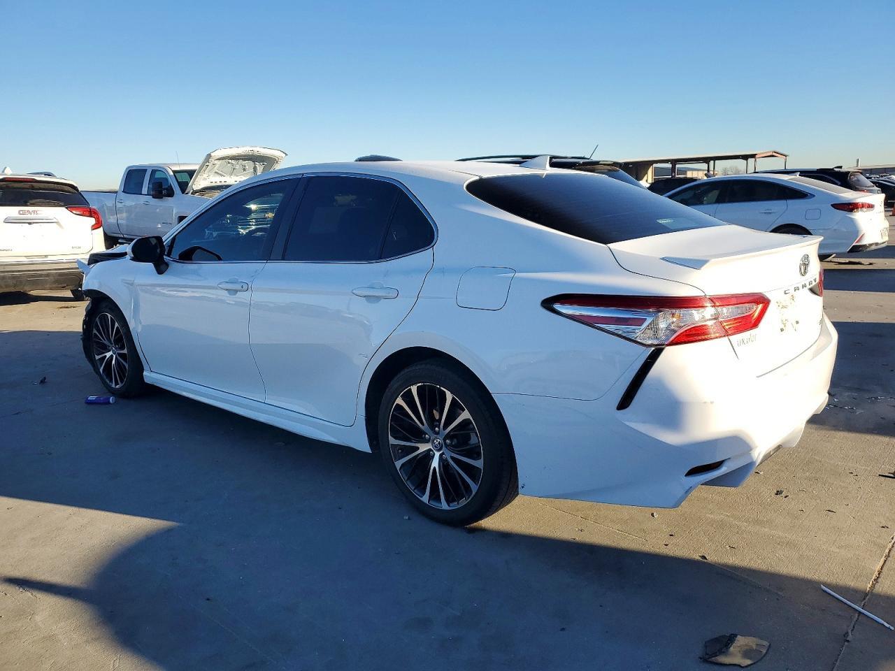 2020 Toyota Camry - Фото 2