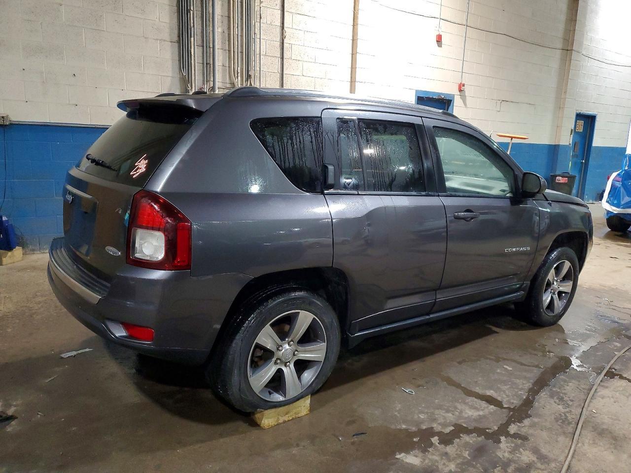 2016 Jeep Compass Latitude - Image 3