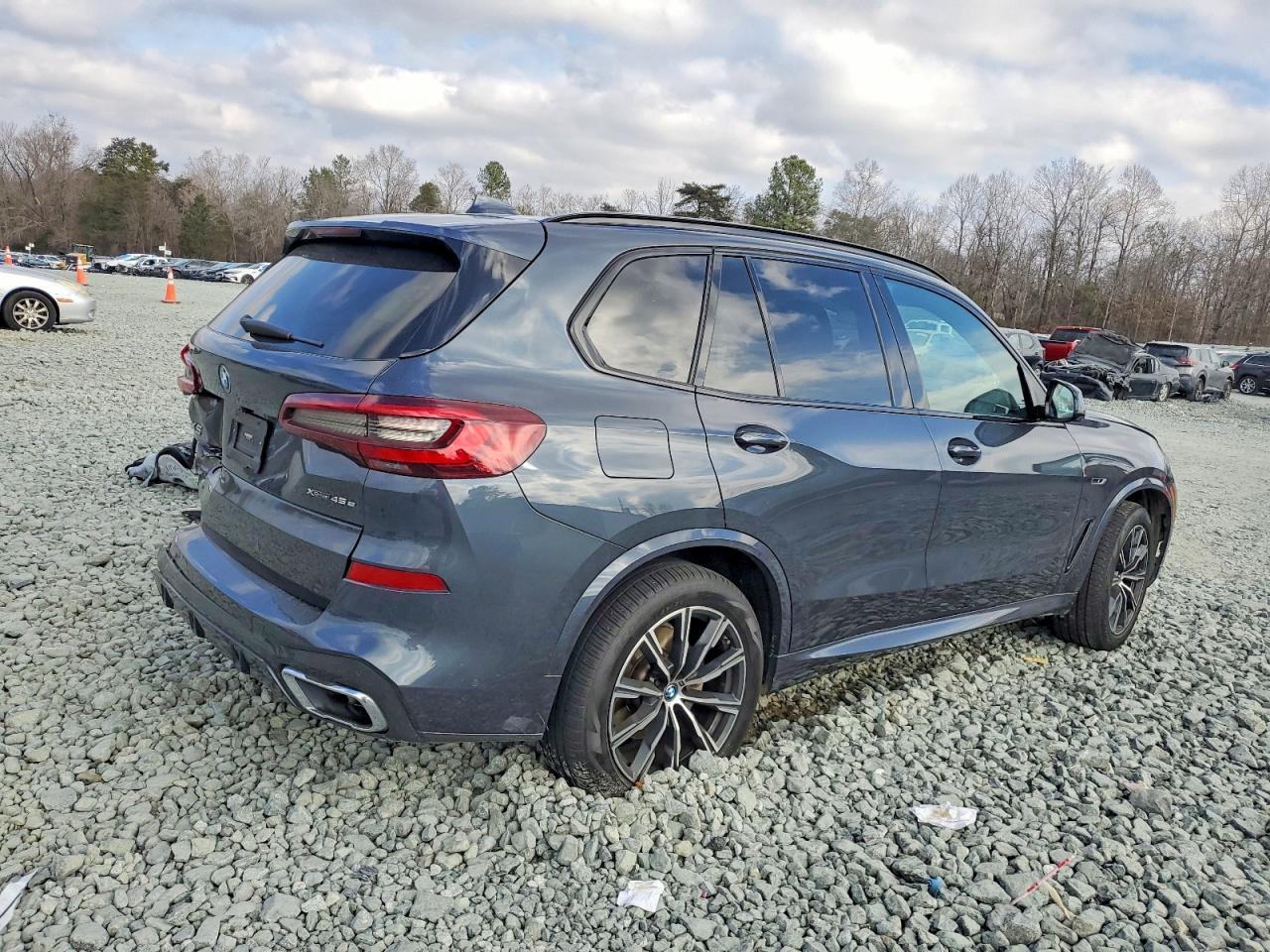 2022 BMW X5 xDrive45E - Image 3