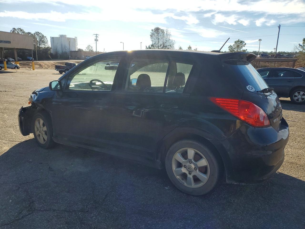 2010 Nissan Versa S - Фото 2