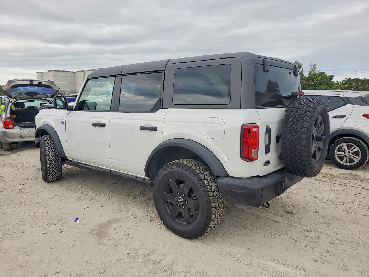2024 Ford Bronco Black Diamond - Фото 2