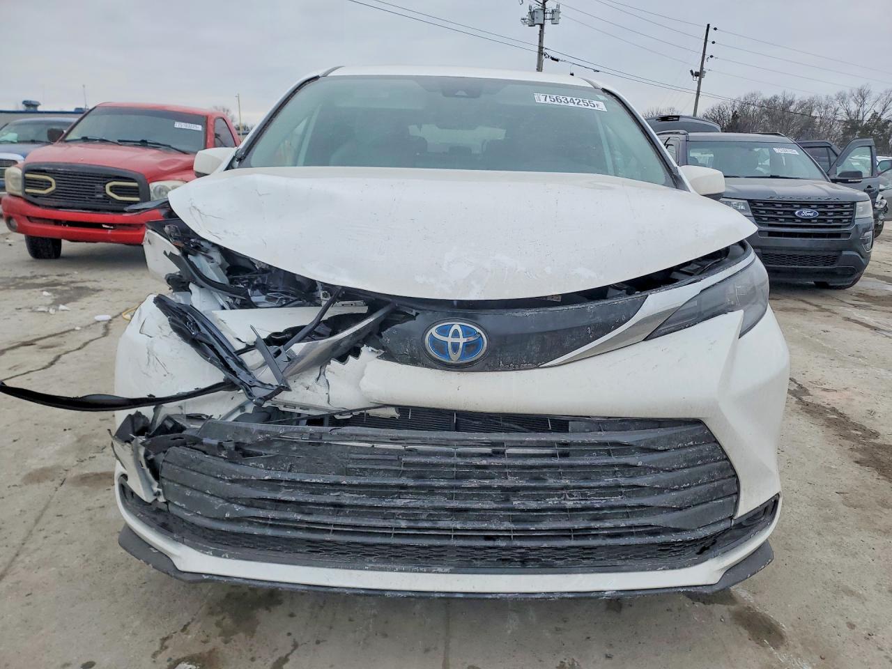 2025 Toyota Sienna Le - Image 5