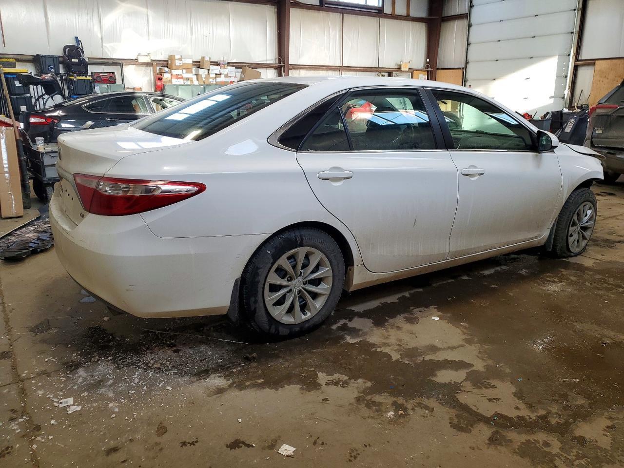 2017 Toyota Camry Le - Фото 3