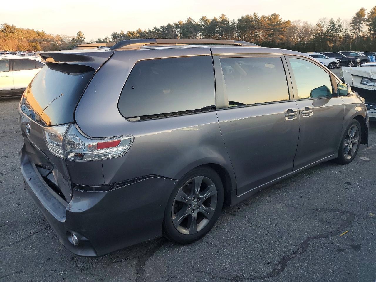 2011 Toyota Sienna Sport - Image 3