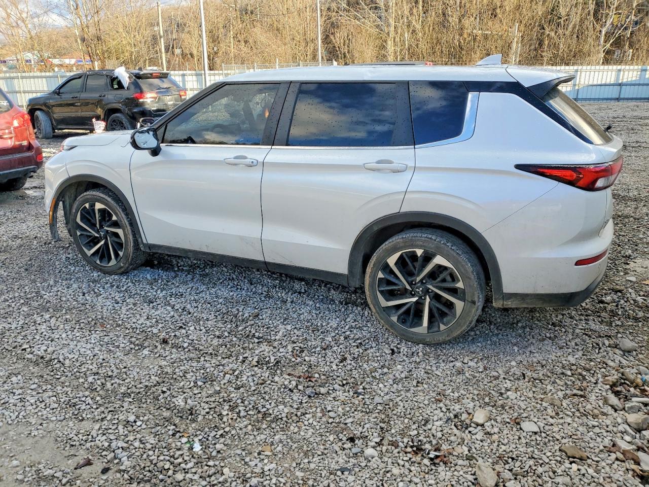 2022 Mitsubishi Outlander Es - Image 2