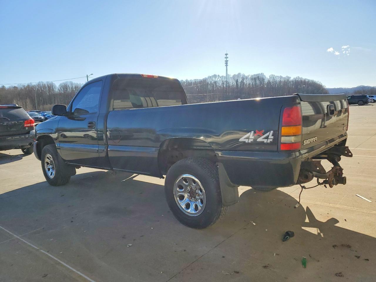 2005 GMC New Sierra K1500 - Image 2