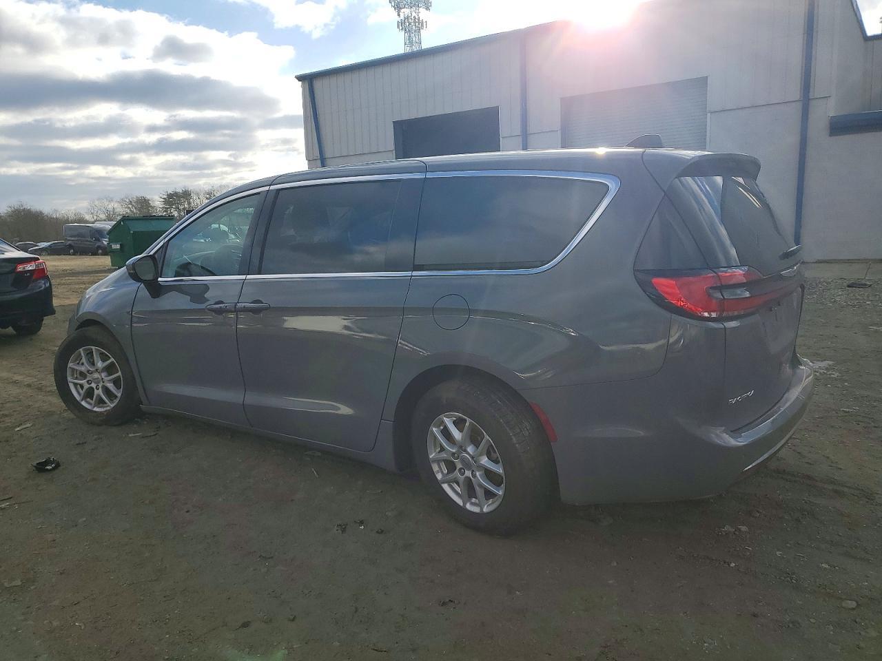 2023 Chrysler Pacifica Touring L - Фото 2
