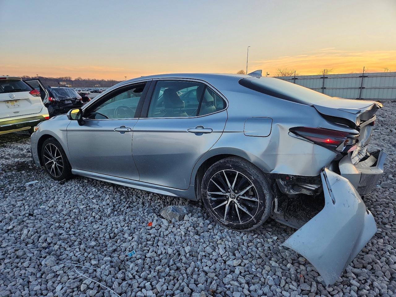 2021 Toyota Camry Se - Фото 2