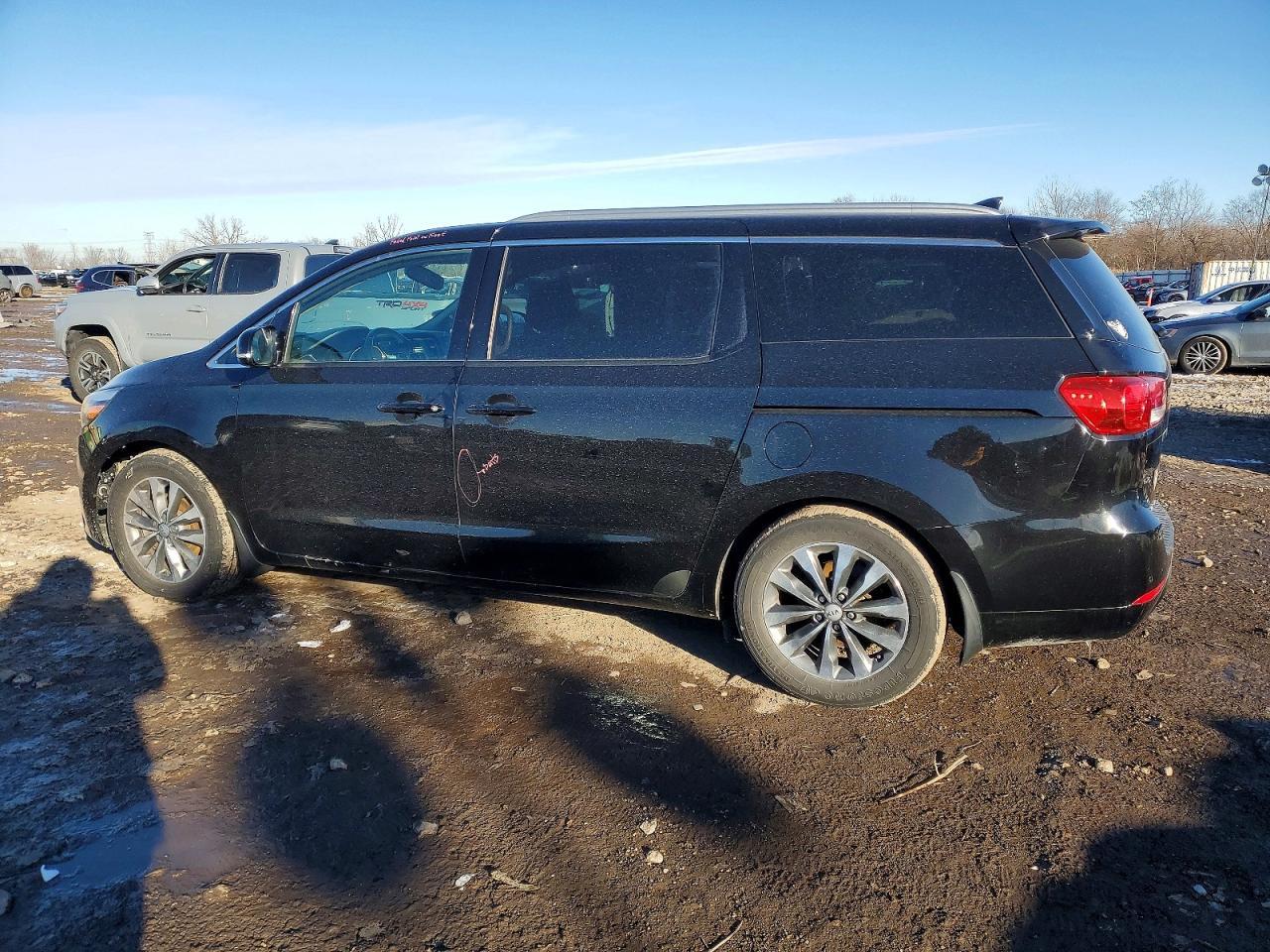 2017 Kia Sedona Ex - Image 2