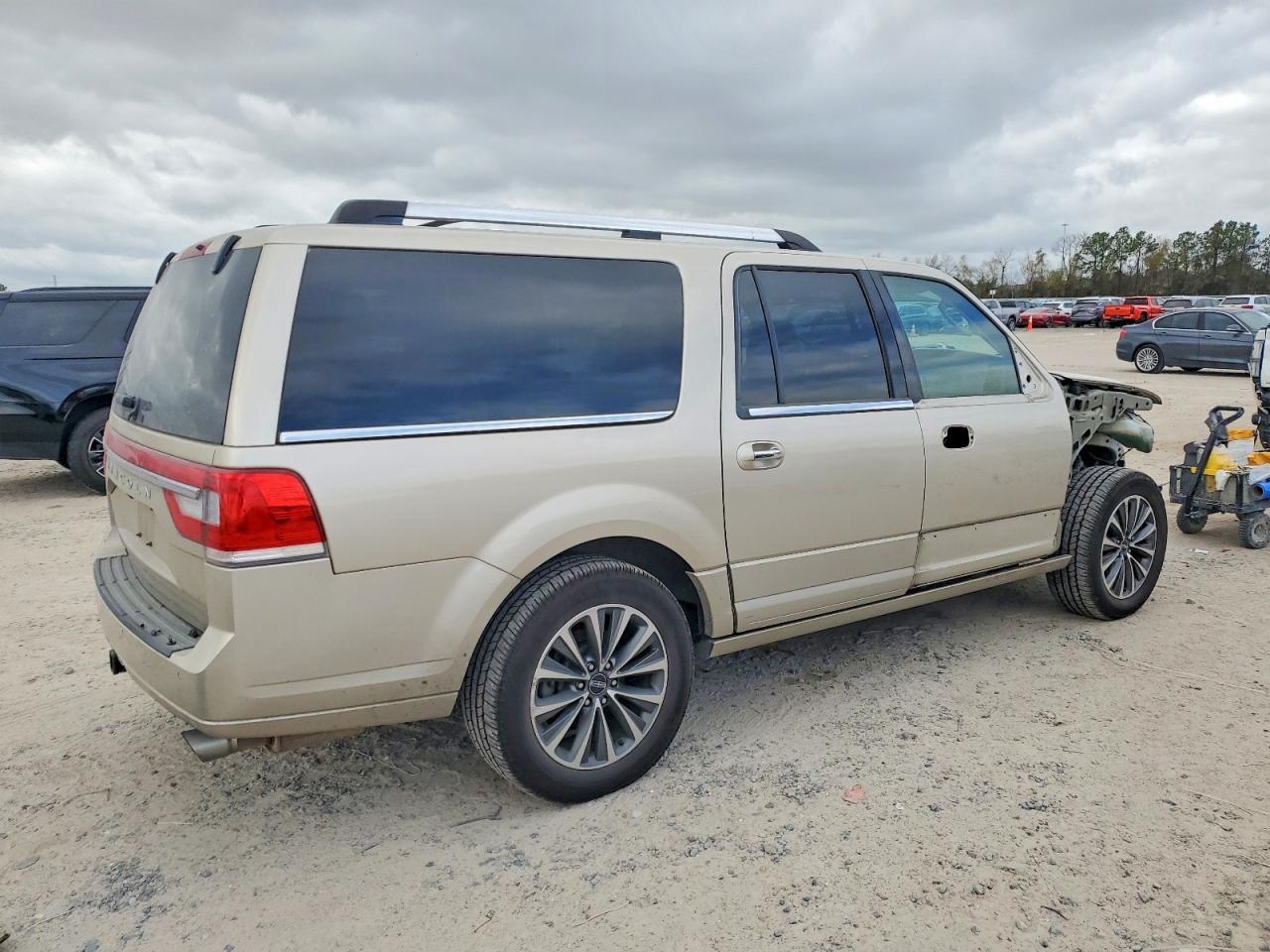 2017 Lincoln Navigator L Select - Image 3