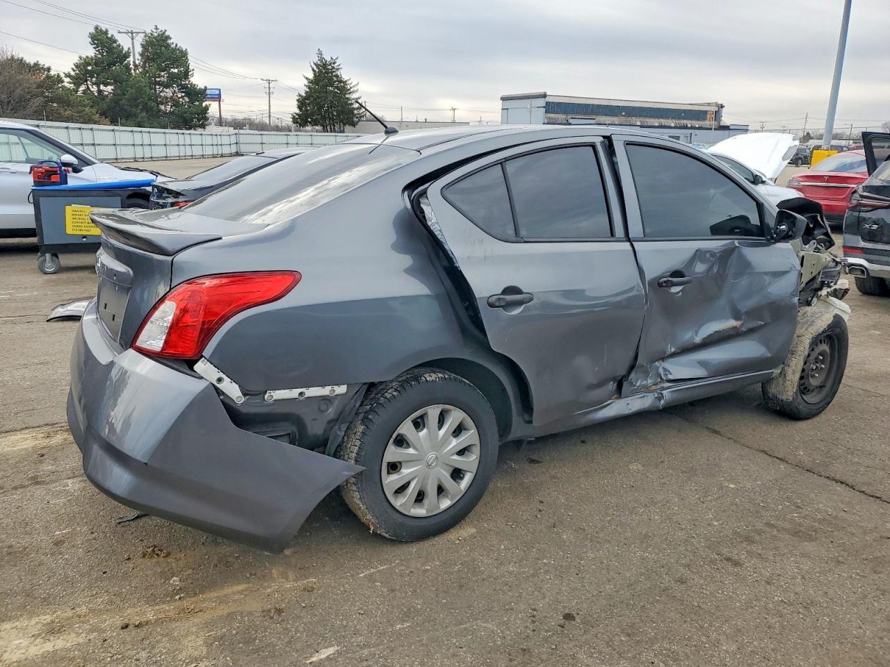 2019 Nissan Versa S - Фото 3