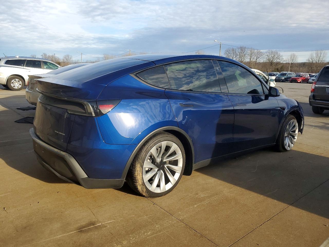 2026 Tesla Model Y - Фото 3