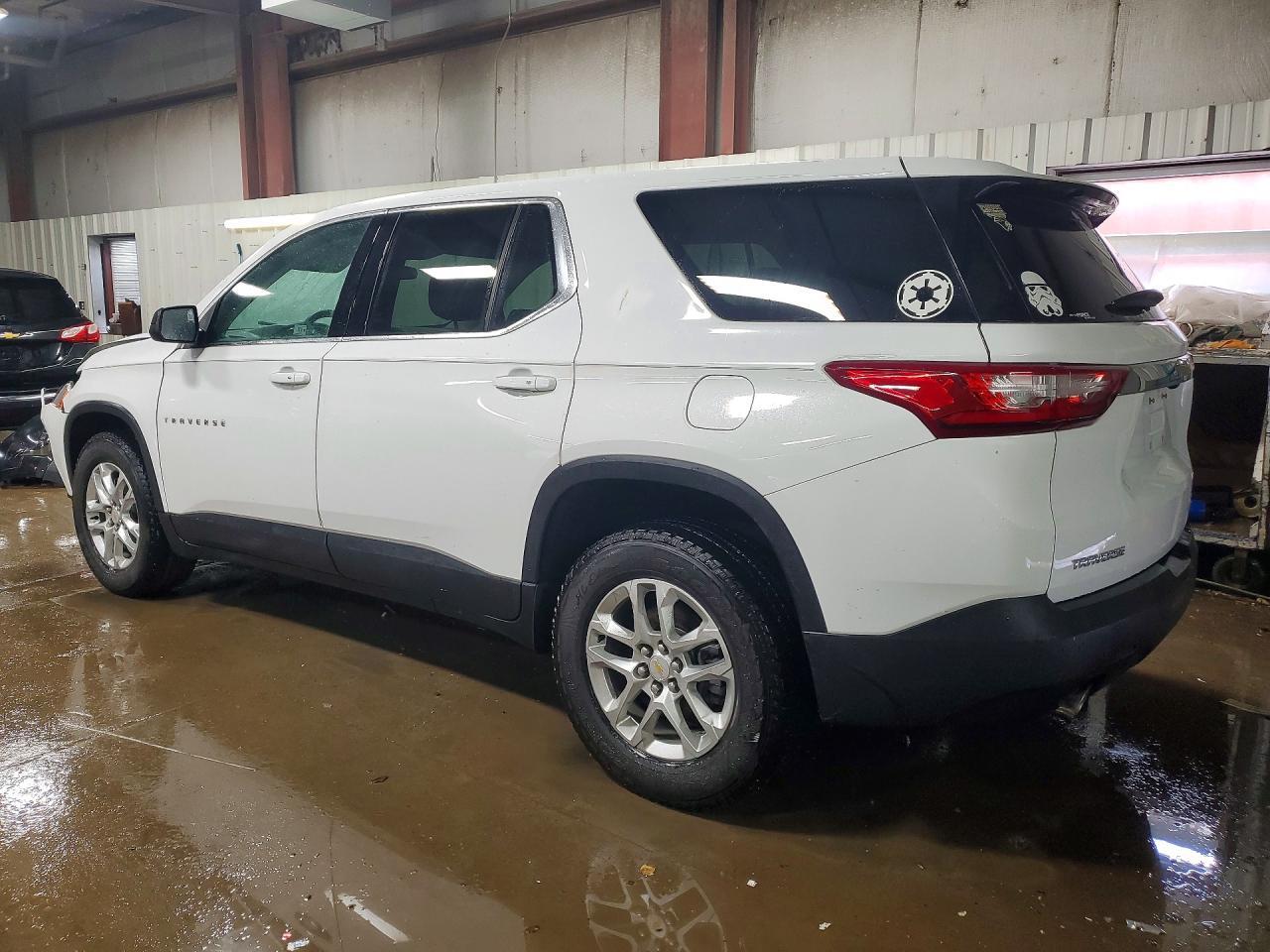 2021 Chevrolet Traverse Ls - Фото 2