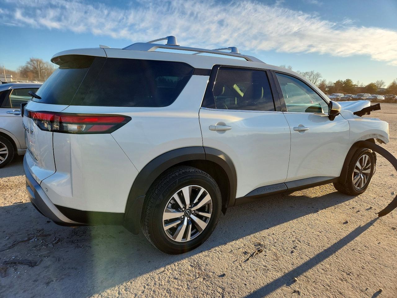 2023 Nissan Pathfinder Sl - Image 3