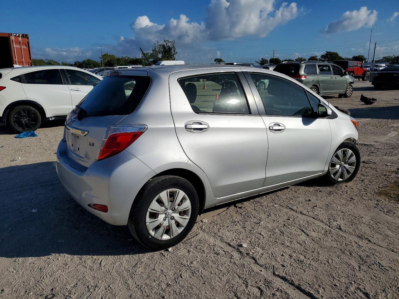 2014 Toyota Yaris 5-Door Le - Image 3