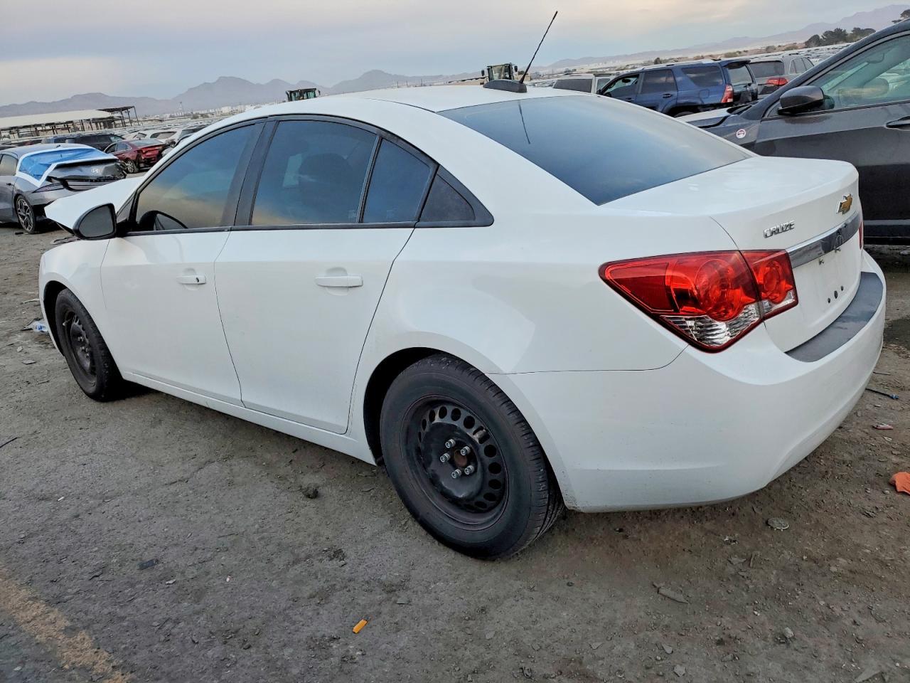 2015 Chevrolet Cruze Ls - Фото 2