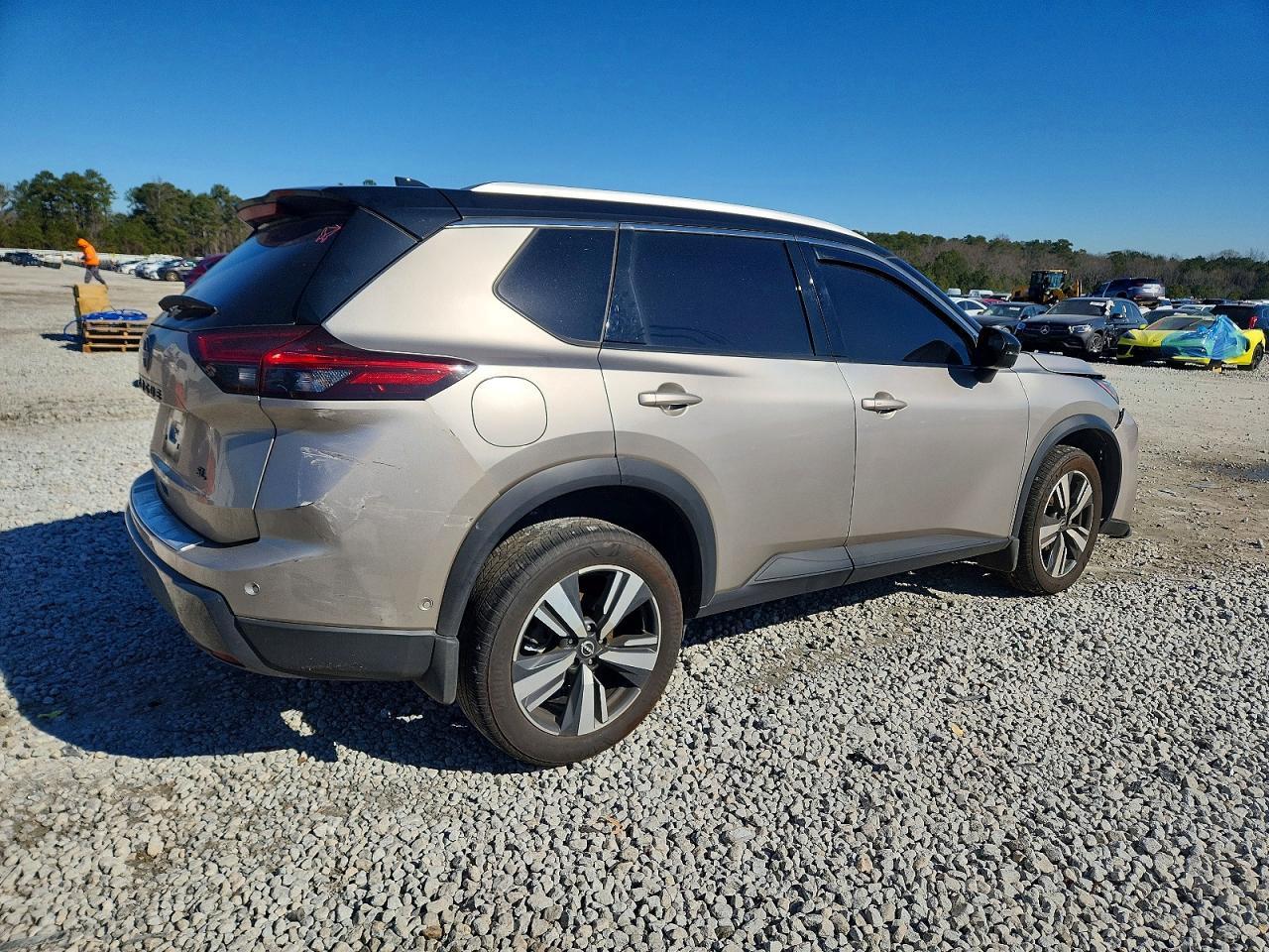 2025 Nissan Rogue Sl - Image 3