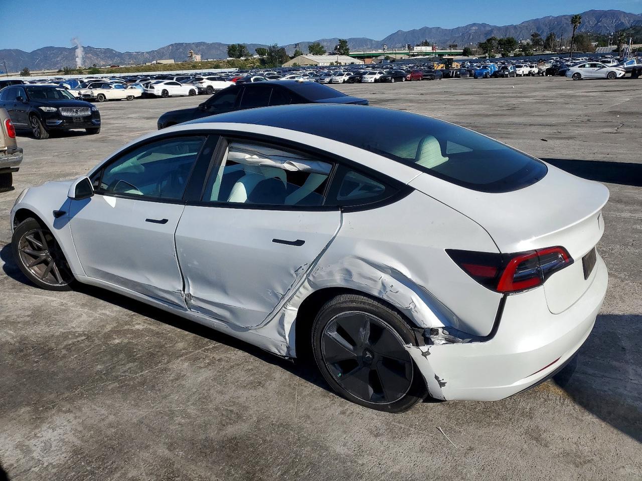 2023 Tesla Model 3 - Фото 2
