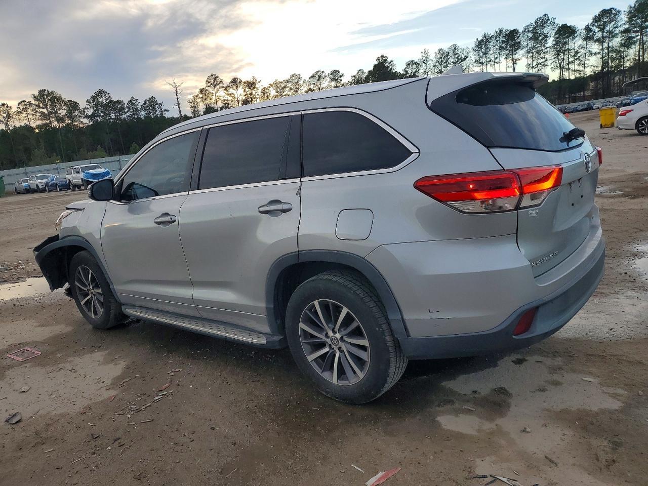 2017 Toyota Highlander Se - Image 2