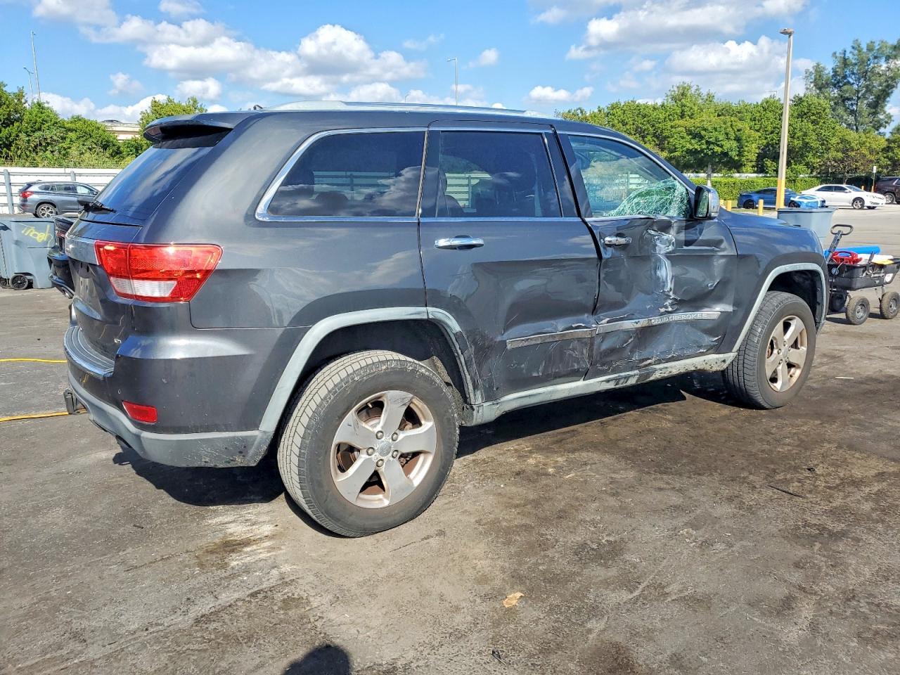 2011 Jeep Grand Cherokee Overland - Image 3