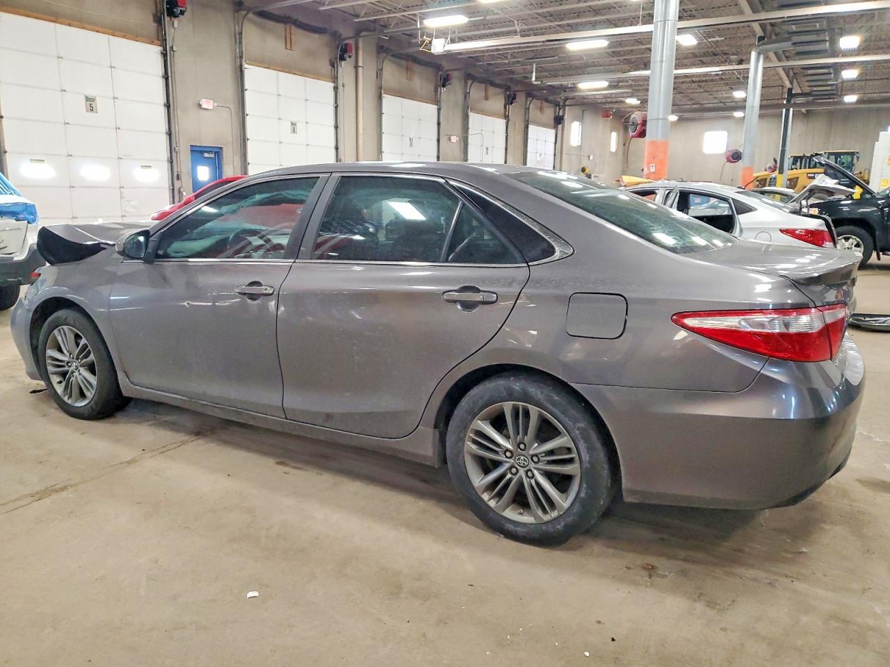 2016 Toyota Camry Le - Фото 2