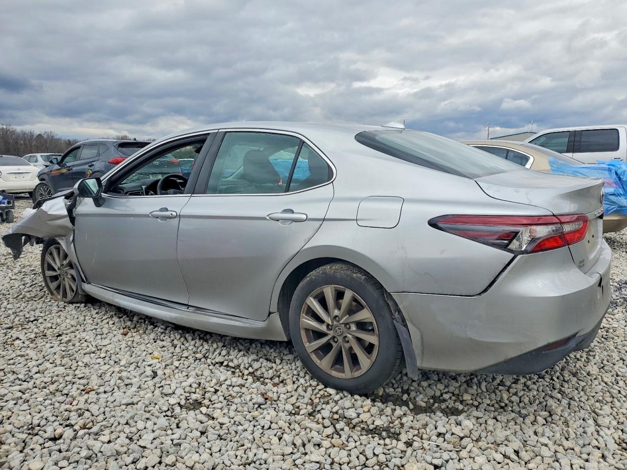 2022 Toyota Camry Le - Фото 2