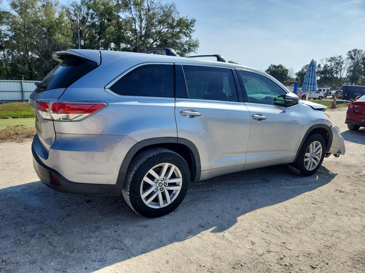 2016 Toyota Highlander Le - Image 3