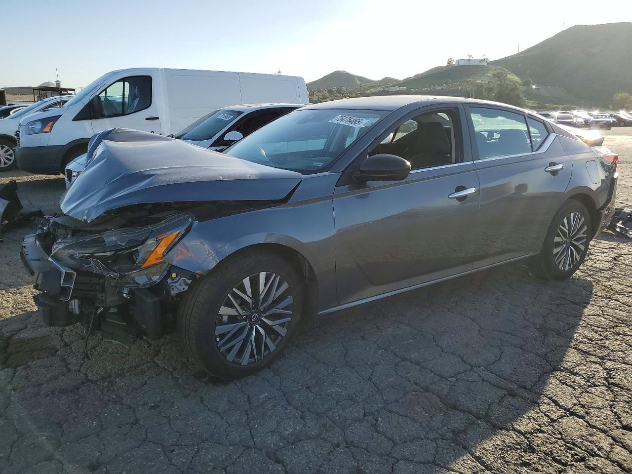 2025 Niss Altima Sv