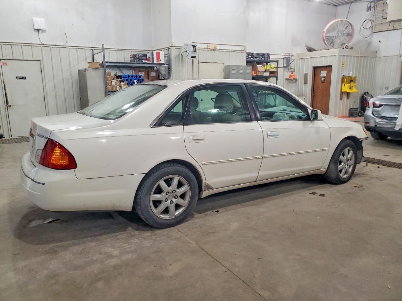 2001 Toyota Avalon 4D - Фото 3