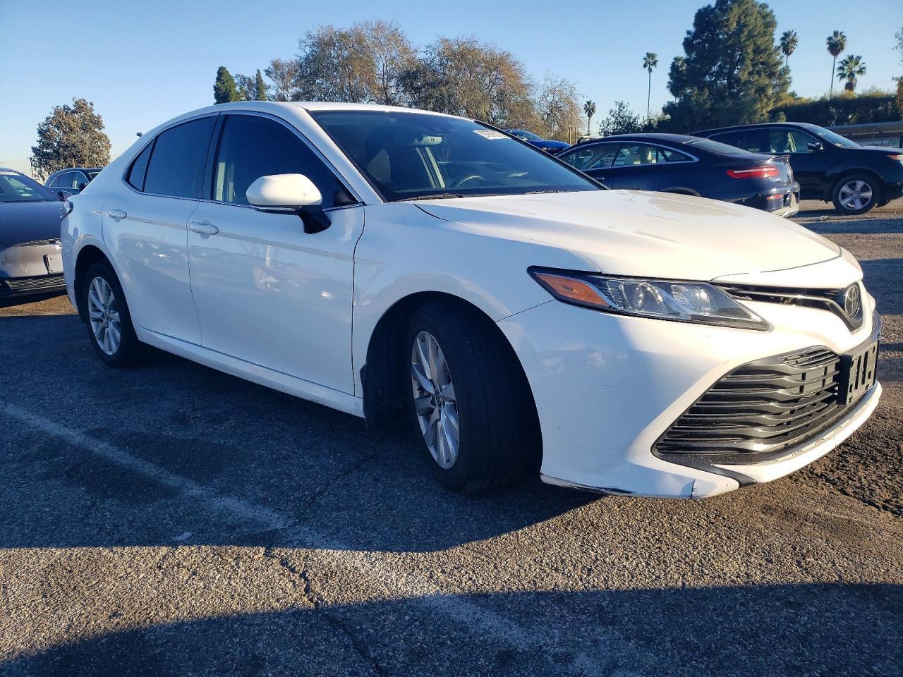 2020 Toyota Camry Le - Фото 4