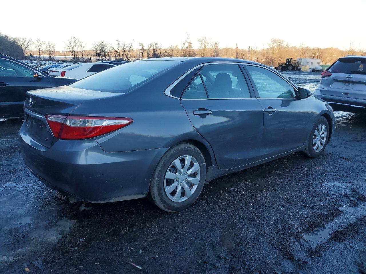 2015 Toyota Camry Hybrid Le - Image 3
