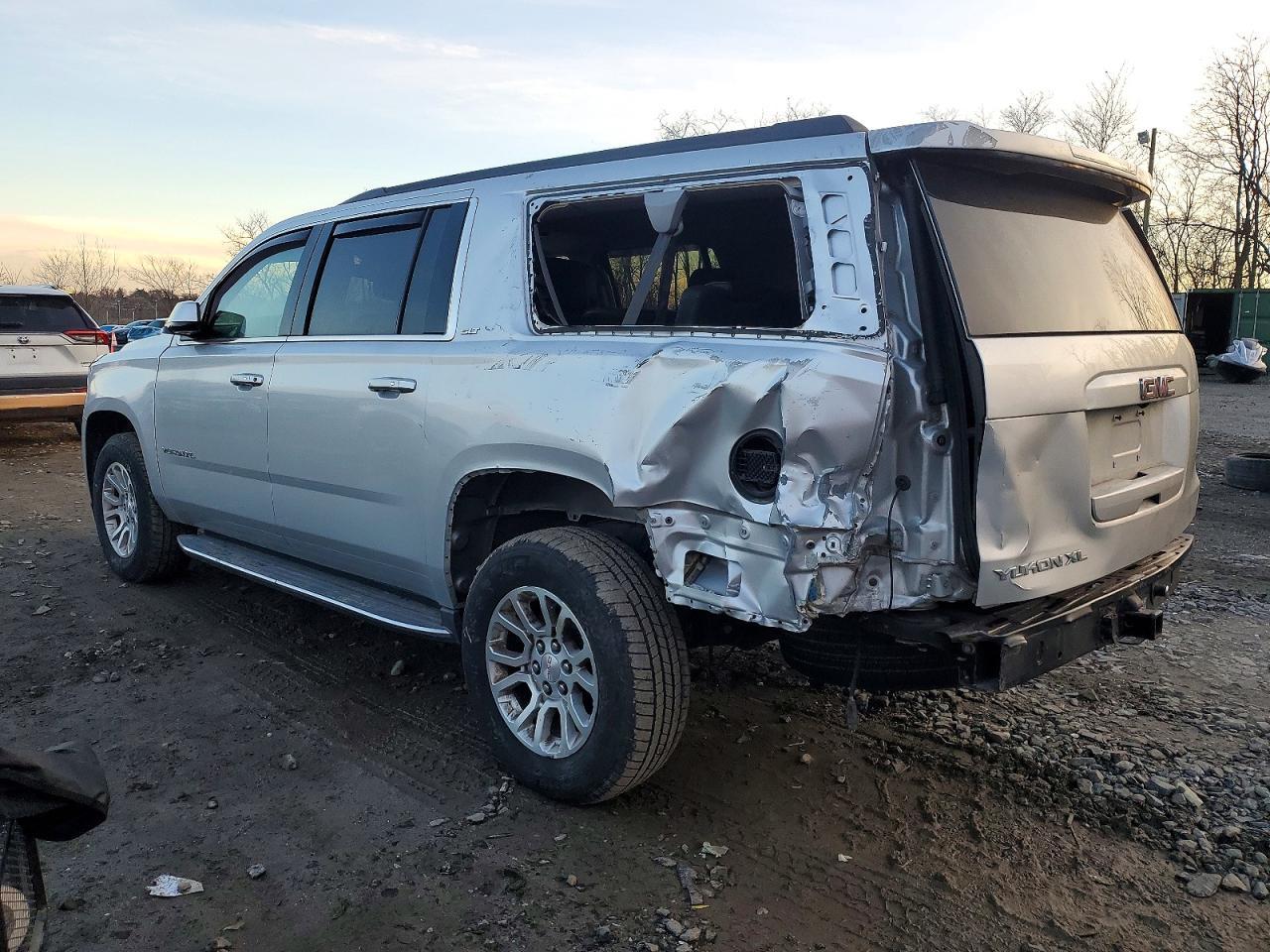 2019 GMC Yukon Xl C1500 Slt - Image 2