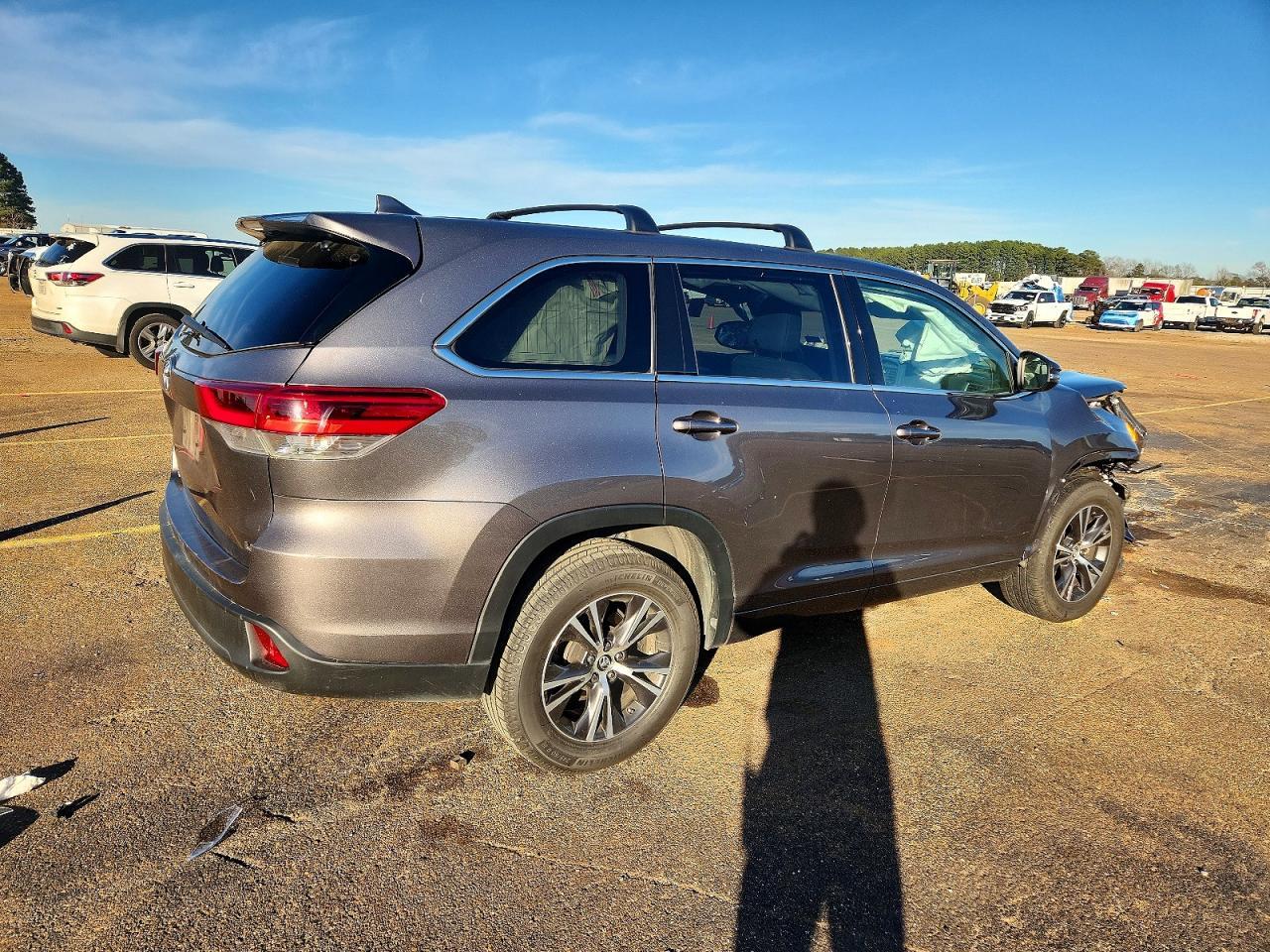 2017 Toyota Highlander Le - Image 3
