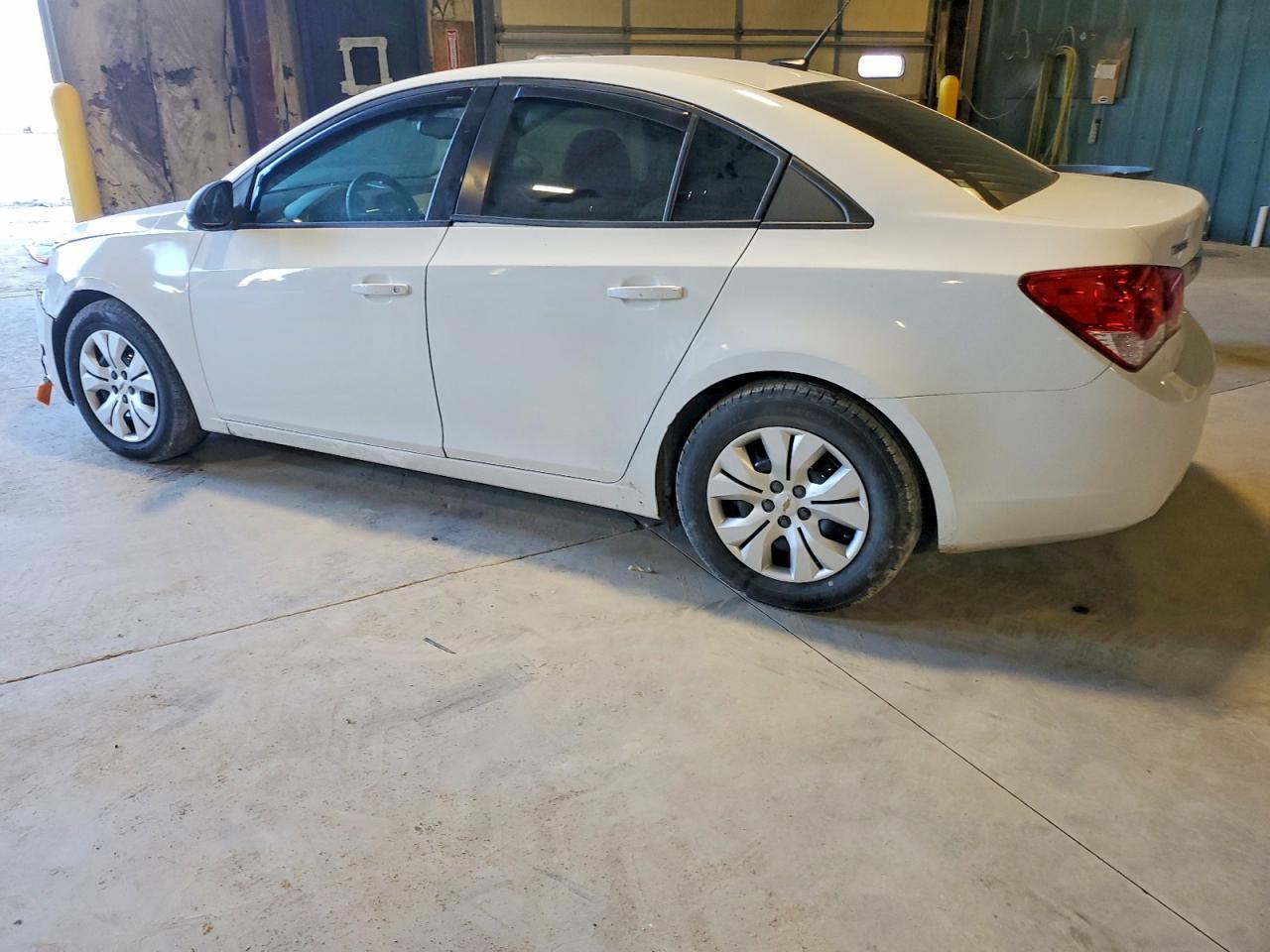 2014 Chevrolet Cruze Ls - Image 2