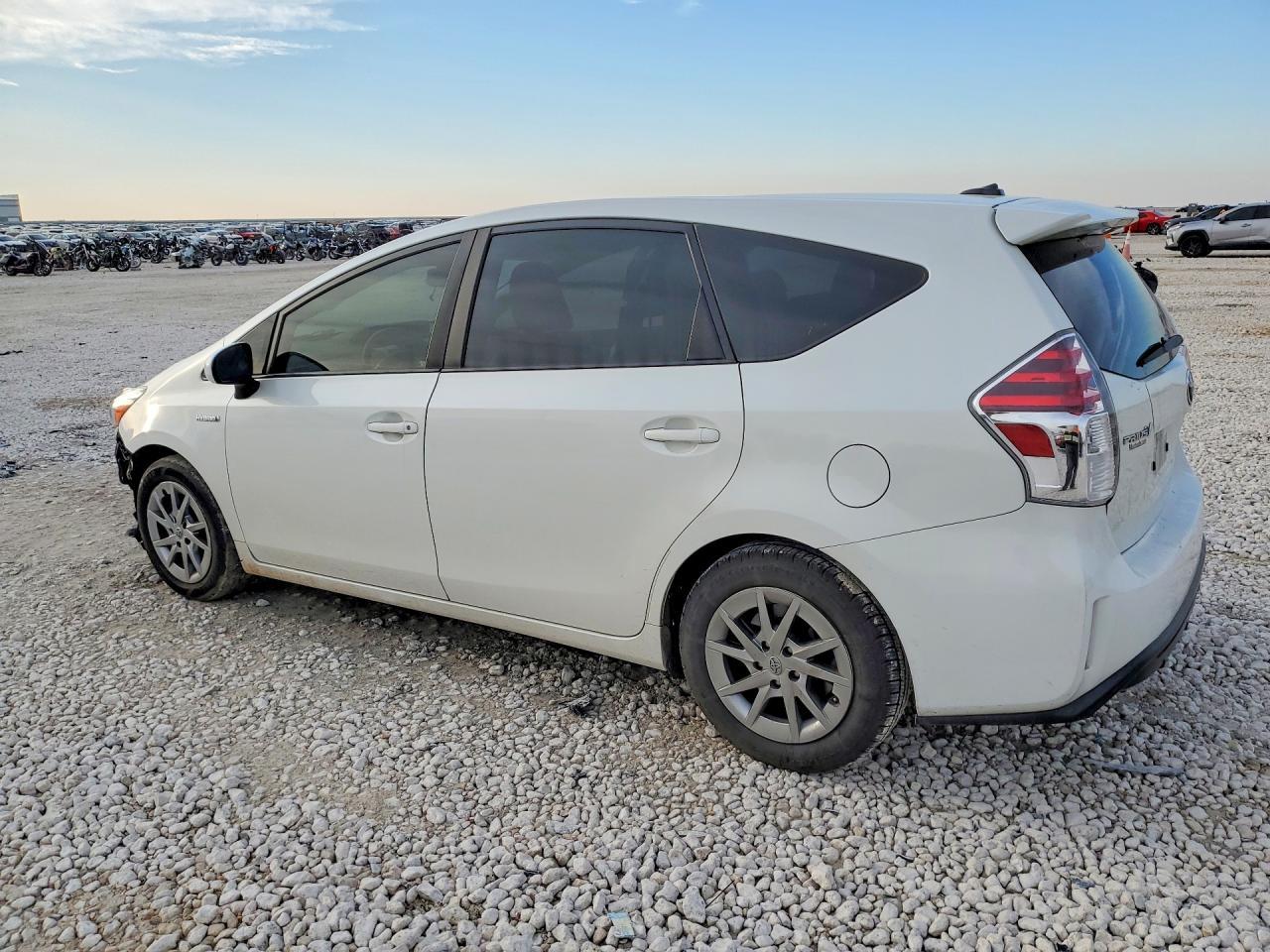 2017 Toyota Prius V - Фото 2