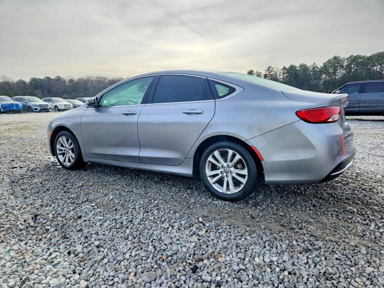 2015 Chrysler 200 Limited - Фото 2