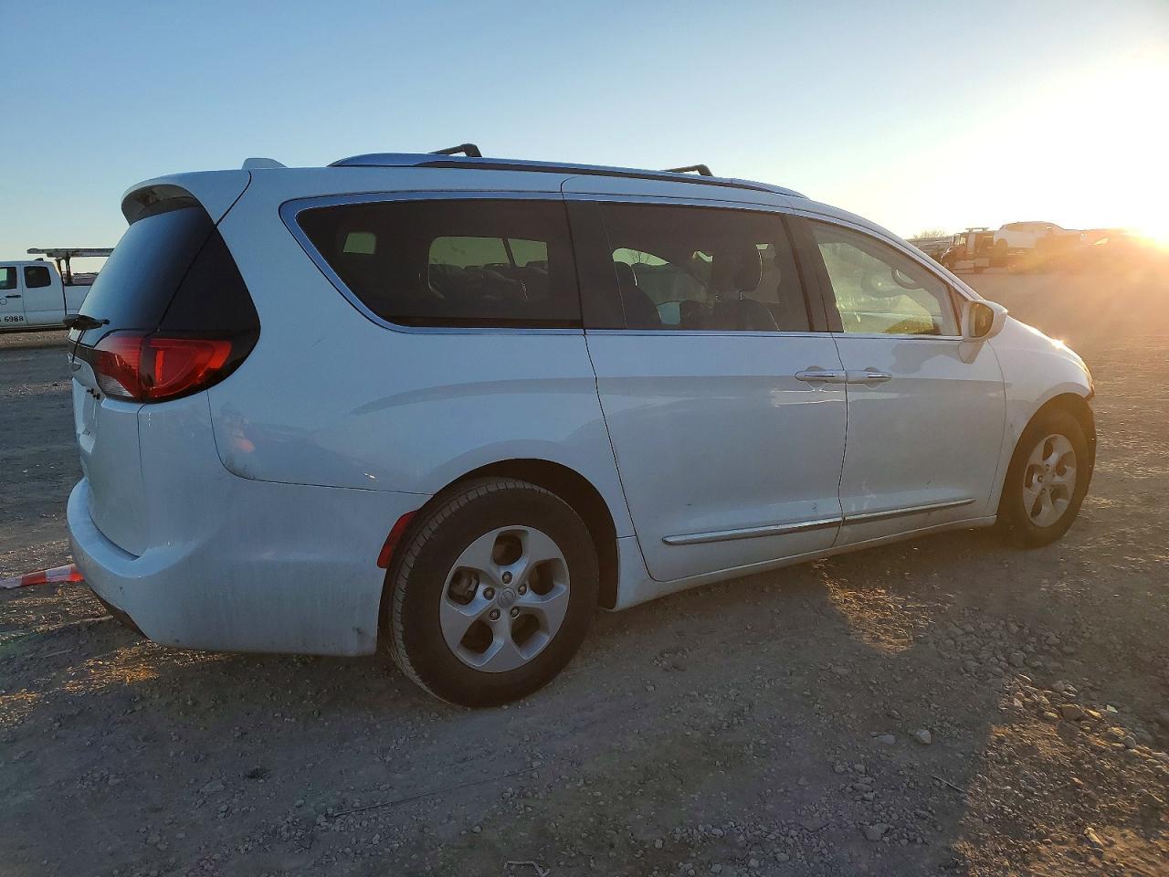 2017 Chrysler Pacifica Touring L Plus - Фото 3