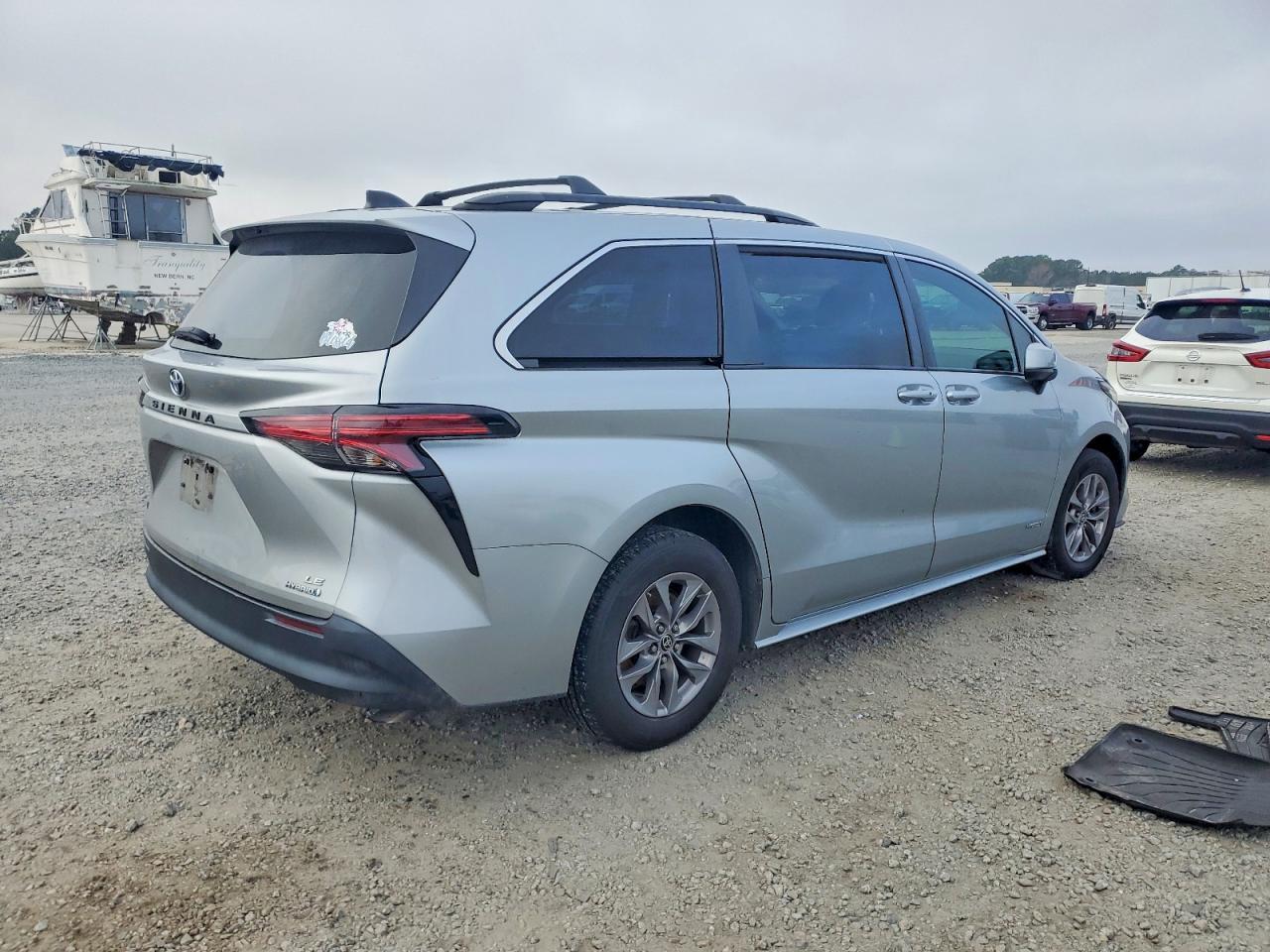 2021 Toyota Sienna - Image 3